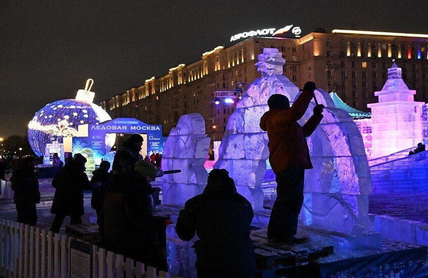 مهرجان "موسكو الجليدية" يستقبل آلاف الزوار ويأخذهم في رحلة ساحرة (صور)