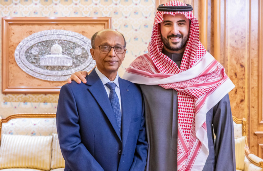 السعودية.. وزير الدفاع يشيد بمدير ميناء المكلا بعد الإفراج عنه