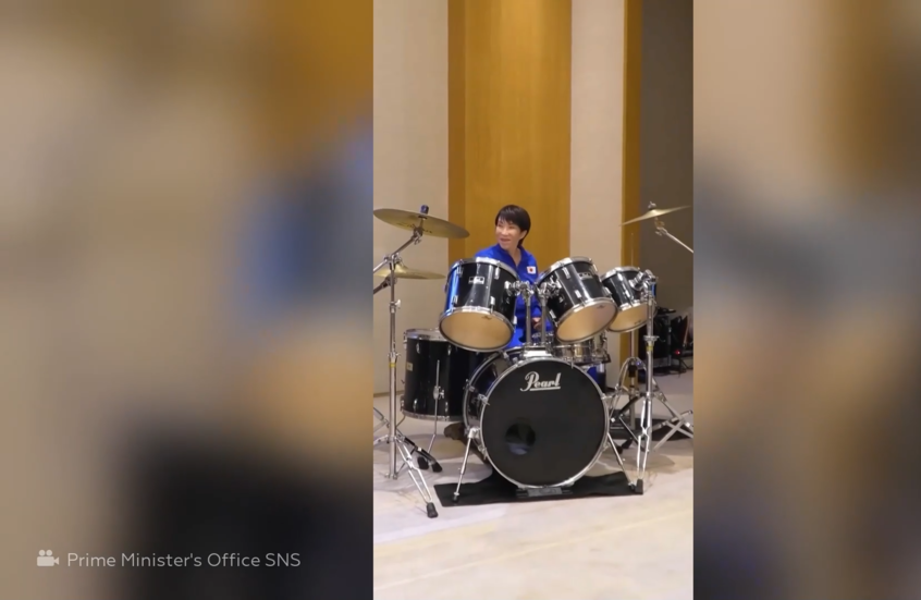 رئيسة الوزراء اليابانية ورئيس كوريا الجنوبية يختتمان اجتماعهما بوصلة عزف طبول مرتجلة