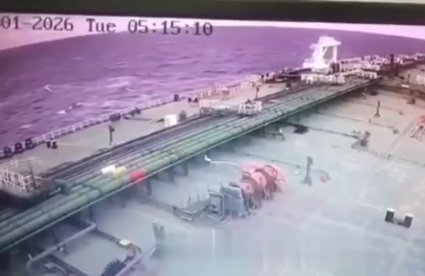 لحظة الهجوم الأوكراني على ناقلة نفط في البحر الأسود