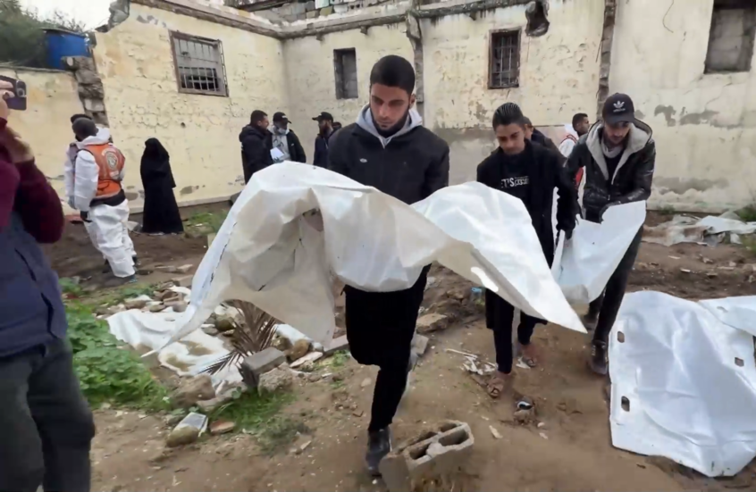 غزة.. انتشال نحو 50 جثمانا من مقبرة عشوائية بعد أشهر من وقف الحرب