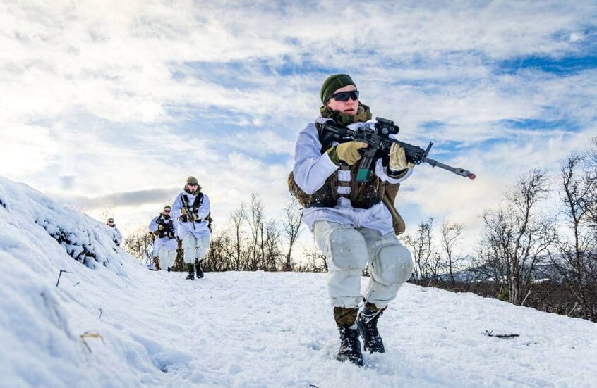 النرويج ترسل "قوة ساحقة" قوامها جنديان إلى غرينلاند لكبح الطموحات الأمريكية