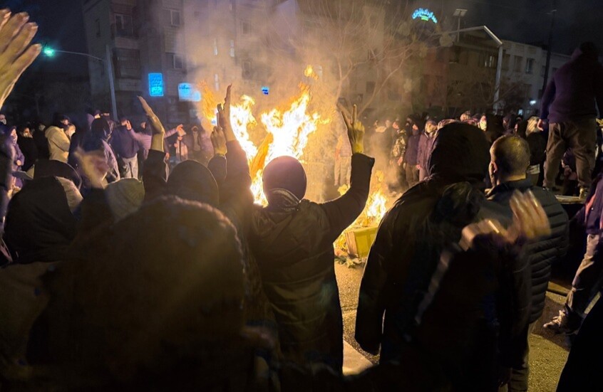 سيناتور جمهوري يحدد ما يجب تقديمه للمحتجين في إيران ويوجه عبارات قاسية للسلطات في طهران