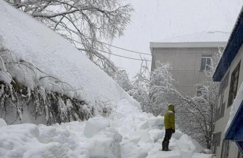 مصرع رجل جراء سقوط كتلة ثلجية من سطح منزل في الشرق الأقصى الروسي (فيديو)