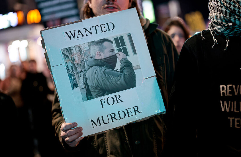 موظف الهجرة الأمريكي الذي أطلق النار على امرأة وقتلها في مينيابوليس تعرض لنزيف داخلي