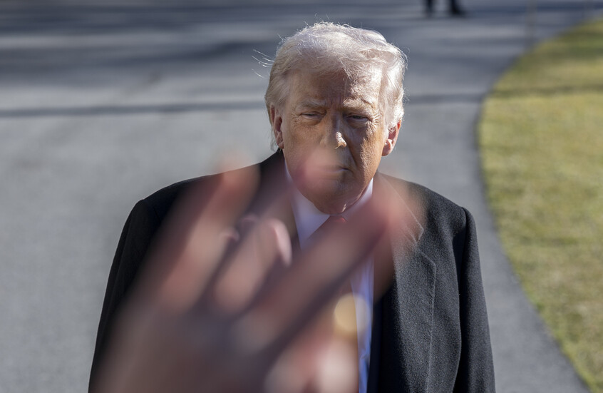 بفضل "إصبع ترامب الوسطى".. عامل يجني نصف مليون دولار في يوم واحد!