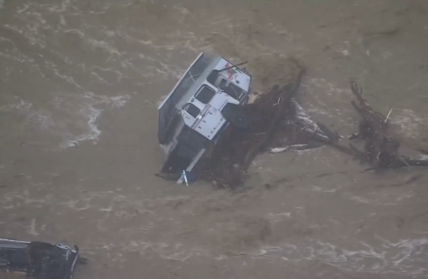 سيول تجرف سيارات إلى البحر بعد فيضانات مفاجئة تضرب أستراليا