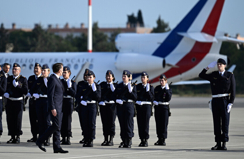 ماكرون يظهر بعين محتقنة حمراء خلال إلقائه خطابا في القوات المسلحة (فيديو وصورة)