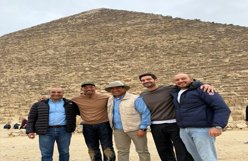 ويل سميث يقدم وعدا للمصريين بعد زيارته أهرامات الجيزة