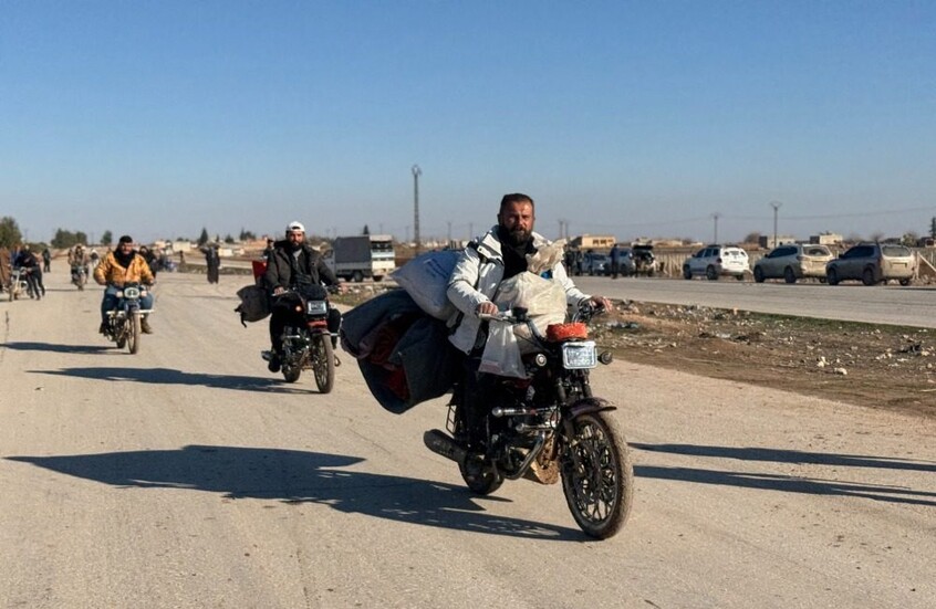 إعلام سوري: مدنيون من دير حافر يصلون مناطق آمنة تحت سيطرة الدولة السورية بعد عبورهم طرقاً خطرة