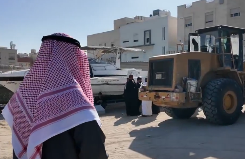 الكويت.. وزير الداخلية يشرف على ضبط حسينية غير مرخصة داخل أحد المنازل (فيديو)