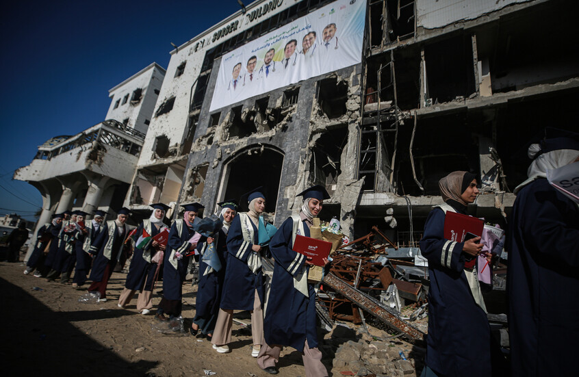 جانب من حفل تخريج 230 طالبا وطالبة في كلية الطب بمستشفى الشفاء، الذي تعرض للدمار جراء العدوان الإسرائيلي على مدينة غزة.