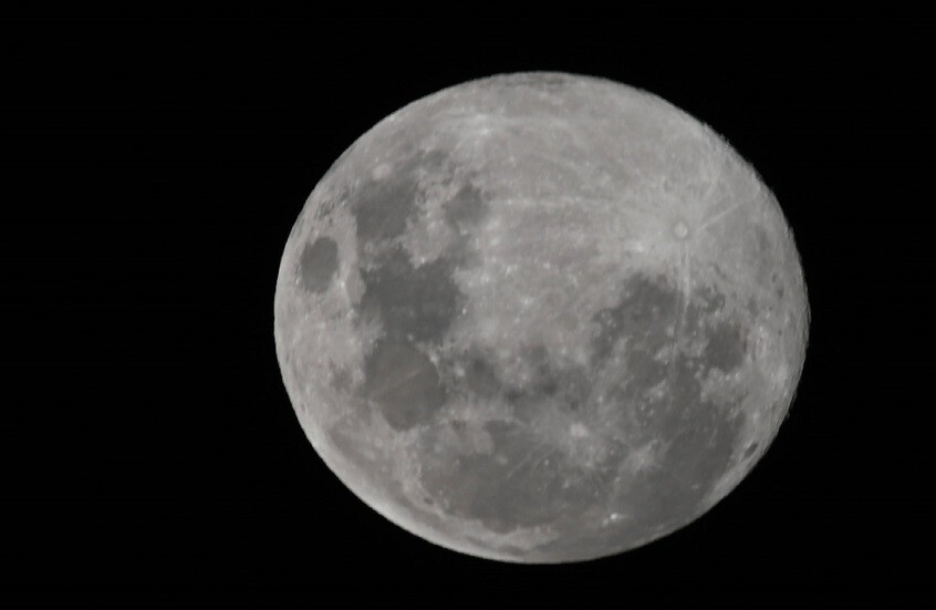 لماذا سطح القمر غير متناظر؟