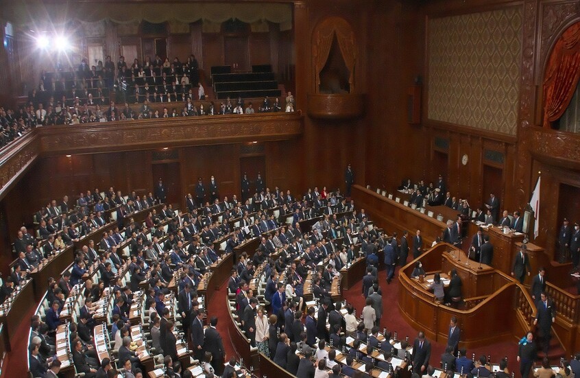 حزبا "الديمقراطي الدستوري" و"كوميتو" اليابانيان يعلنان اسم حزبهما الجديد