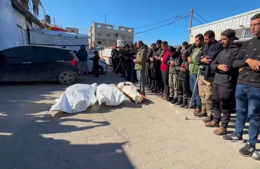 قطاع غزة.. أهالي دير البلح يشيعون 7 أشخاص قتلوا في القصف الإسرائيلي