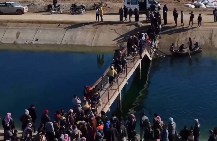 سوريا.. سكان دير حافر يعبرون جسرا مدمرا سيرا على الأقدام بعد إعلانها منطقة عسكرية مغلقة