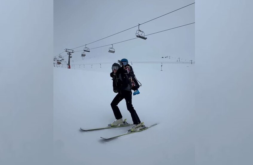 شاهد.. لبنانية تتزلج على الثلج في قمة جبل وهي حاملة ابنها على ظهرها