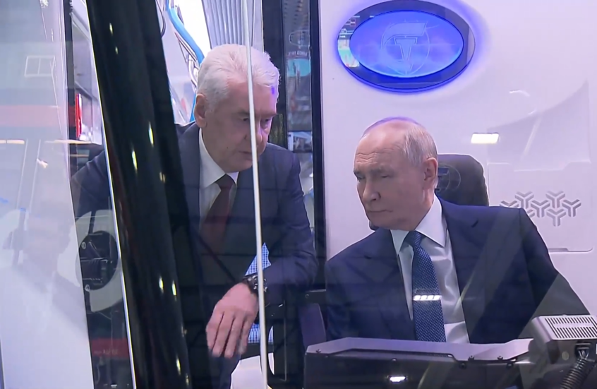بوتين يطلع على ترام ذاتي القيادة أثناء تفقده آخر التطورات في تكنولوجيا صنع وسائل النقل العامة