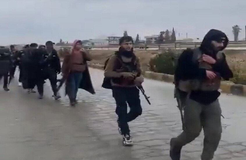 عناصر "قسد" يسلمون أنفسهم لقوات الجيش السوري في دير حافر بريف حلب