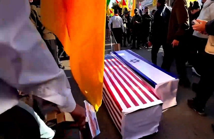 إحراق توابيت عليها العلمين الأمريكي والإسرائيلي أمام السفارة الإيرانية في بغداد