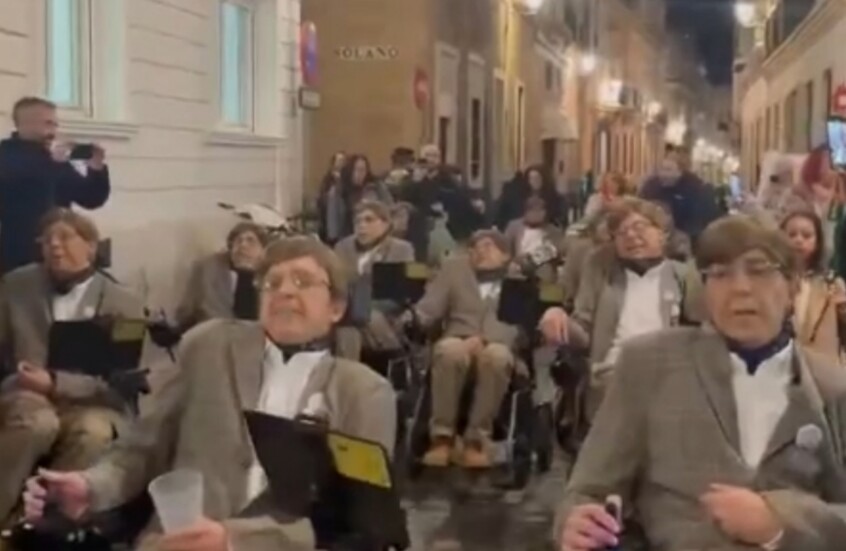 مشهد غريب في إسبانيا.. جيش من العلماء على كراسي متحركة!