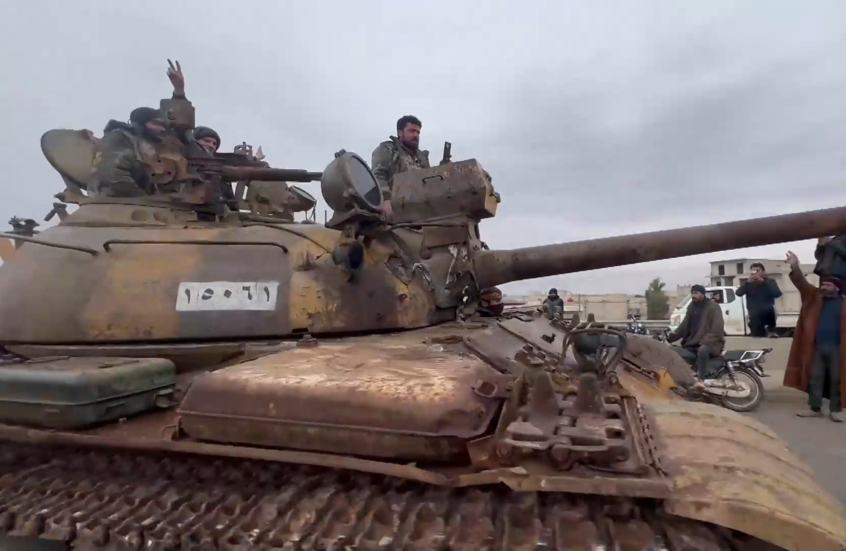 سوريا.. سكان دير حافر يستقبلون قوات الجيش السوري أثناء دخولها المدينة