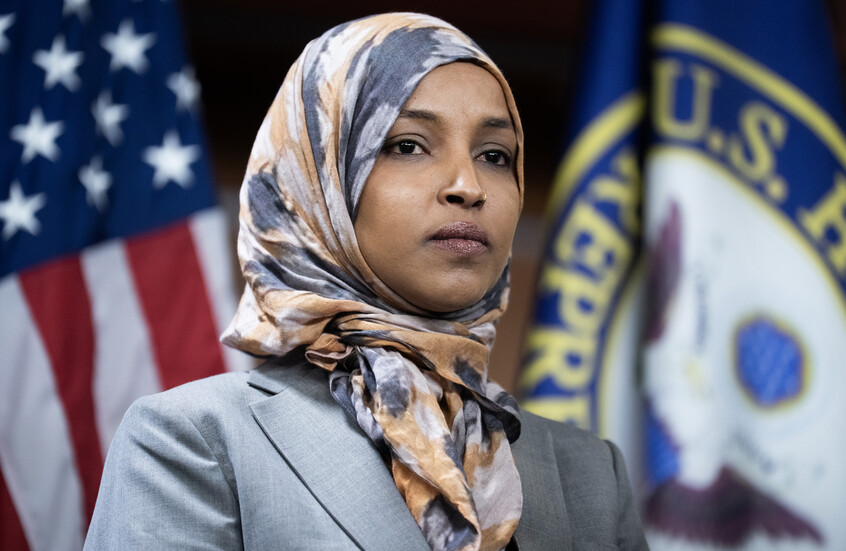 النائبة الأمريكية من أصل صومالي إلهان عمر تدخل في مشادة حامية مع مراسلة (فيديوهات)