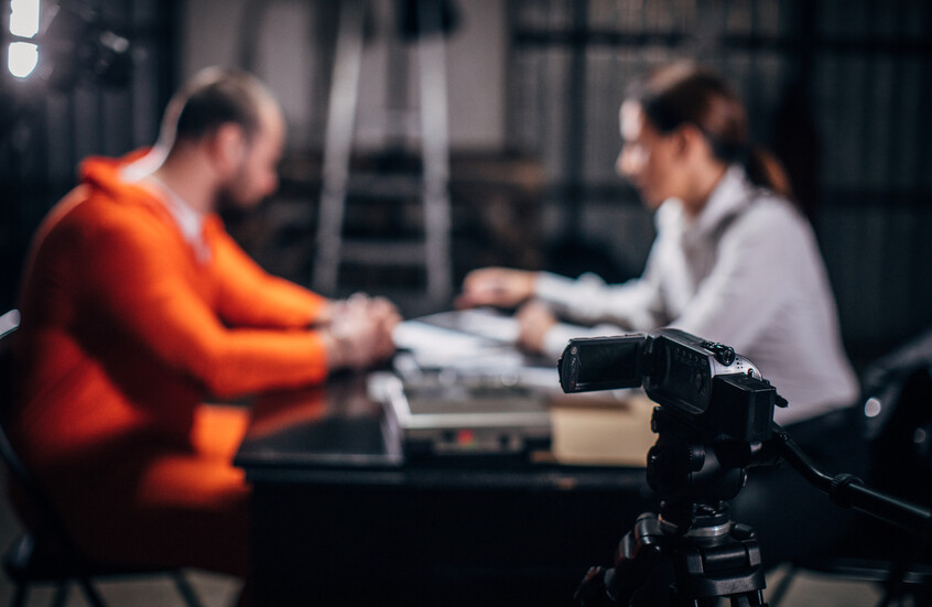 مارست فعلا جنسيا مع سجين والكاميرا على جسدها.. حارسة سجن بريطانية تدخل الزنزانة