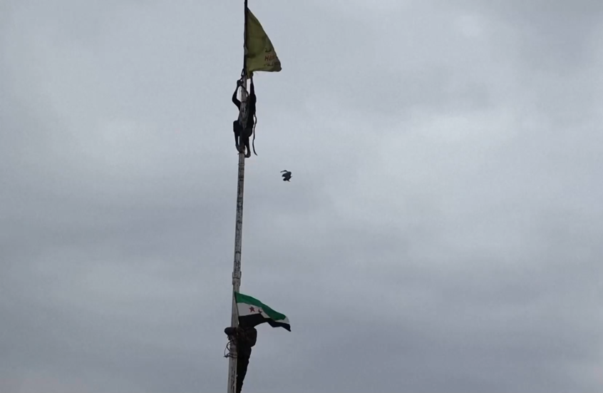 رفع العلم السوري في مسكنة وسط احتقالات مع دخول قوات الجيش