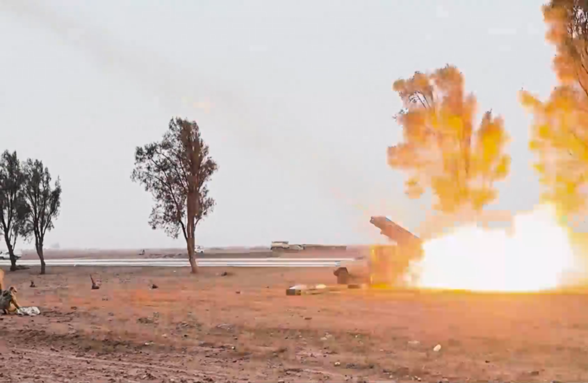 إطلاق قذائف من مدفعيات الجيش السوري خلال اشتباكات مع قسد قبيل دخولها ريف الرقة الغربي