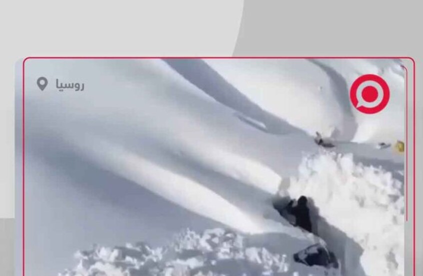 مشاهد صادمة.. سكان شبه جزيرة كامتشاتكا الروسية ينقبون عن سياراتهم تحت جبال ثلجية بعد عاصفة تاريخية