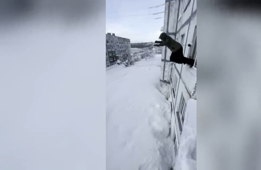 سكان كامتشاتكا يقفزون من النوافذ إلى أكوام الثلج الهائلة في تحدى خطير على خلفية أسوأ عاصفة ثلجية