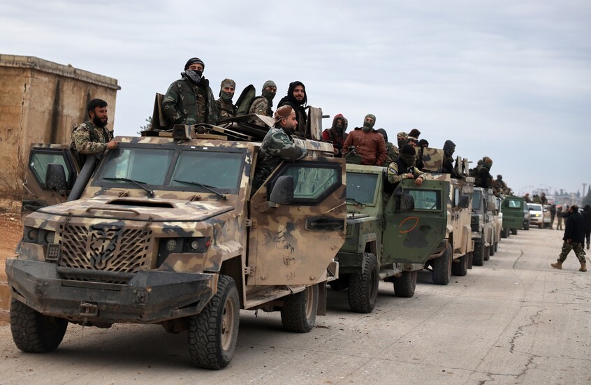 بالفيديو.. كمين لقوات قسد يستهدف رتلا للجيش السوري عند مدخل الرقة بعد عبوره جسر الحرية