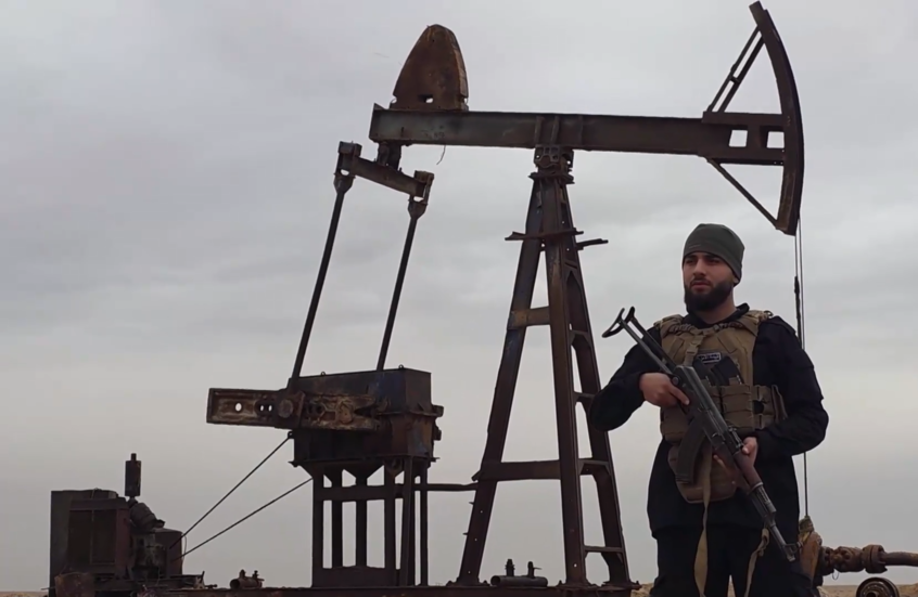 لحظة دخول قوات الجيش السوري إلى حقلي النفط في دير الزور
