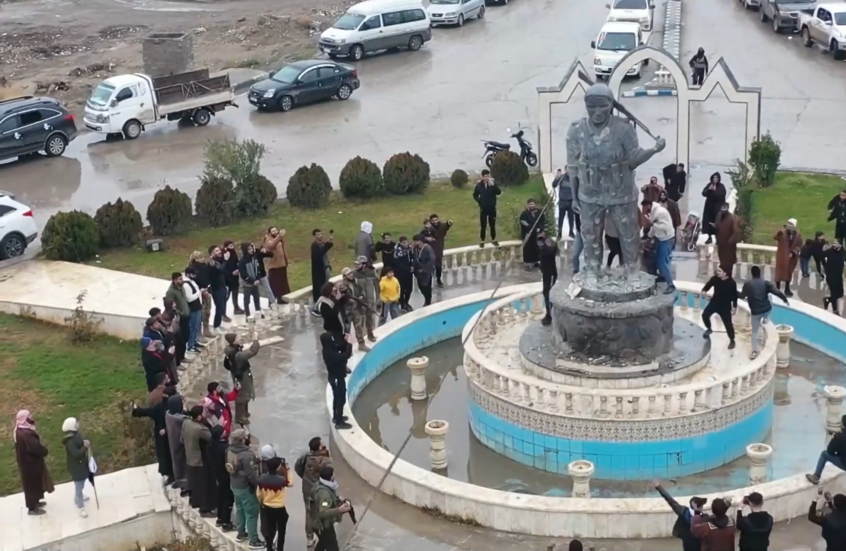 إسقاط تمثال رمزي يعود إلى قوات سوريا الديمقراطية في مدينة الطبقة