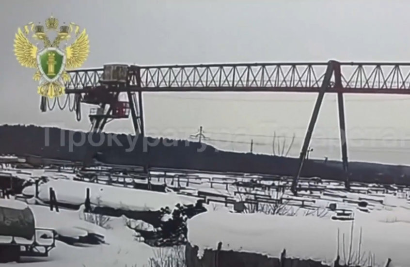 روسيا.. نجاة امرأة بأعجوبة أثناء انهيار رافعة في تترستان