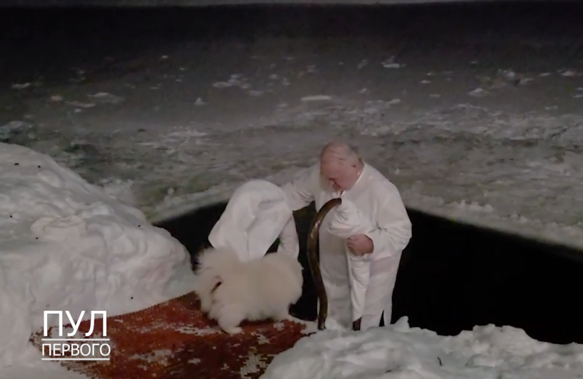 لوكاشينكو يؤدي طقوس عيد الغطاس في المياه المتجمدة