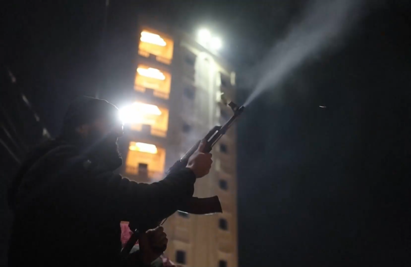 سكان الرقة يحتفلون باتفاق وقف إطلاق النار بين الحكومة السورية وقوات سوريا الديمقراطية