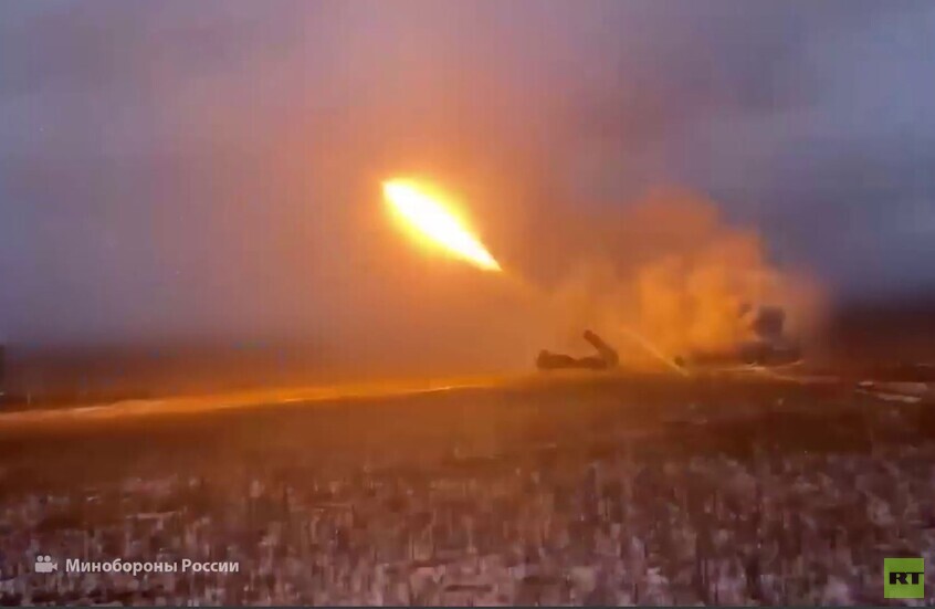 مشاهد لقصف روسي عنيف بصواريخ "أوراغان" لتحصينات أوكرانية