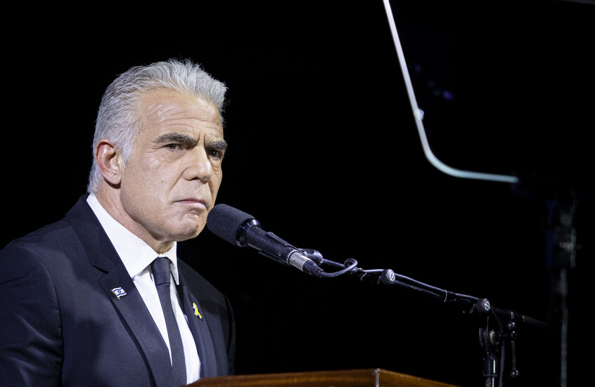 لابيد يهاجم لجنة غزة: حماس وفتح حاضرتان في مجلس السلام وشعث يأخذ الإذن من عباس في كل خطوة