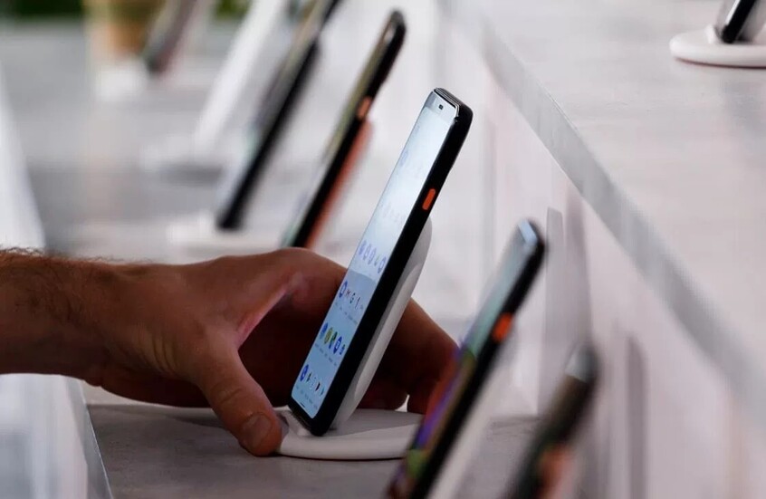 تحذير للمصريين القادمين من الخارج بشأن هواتفهم المحمولة