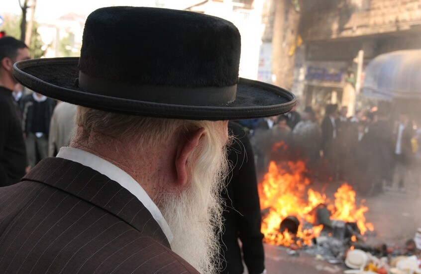 مئات الحريديم يغلقون شوارع القدس احتجاجا على تشريح جثماني طفلين (فيديوهات)