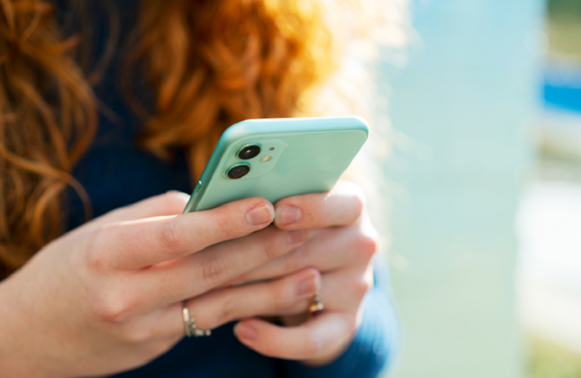 دراسة تكشف سلوك الشباب على الإنترنت عند إيذاء النفس