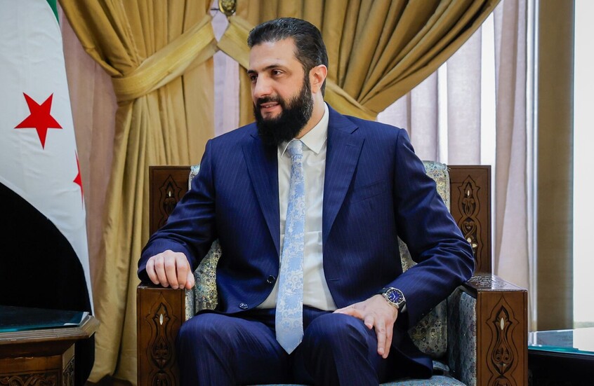 باحث إٍسرائيلي يتحدث عن "الصديق المفاجئ الذي يساعد الشرع باستمرار"