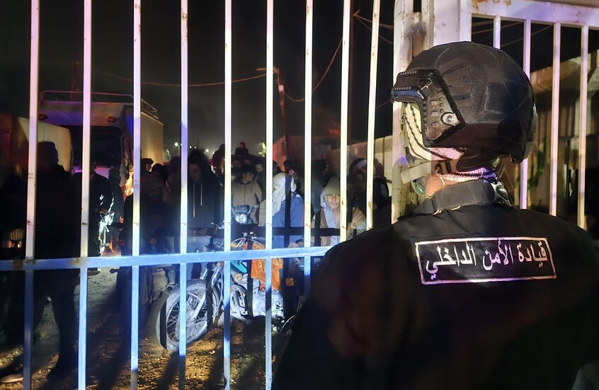 الداخلية السورية: قوى الأمن باشرت ضبط الوضع في مخيم الهول بعد انسحاب قسد (صور)