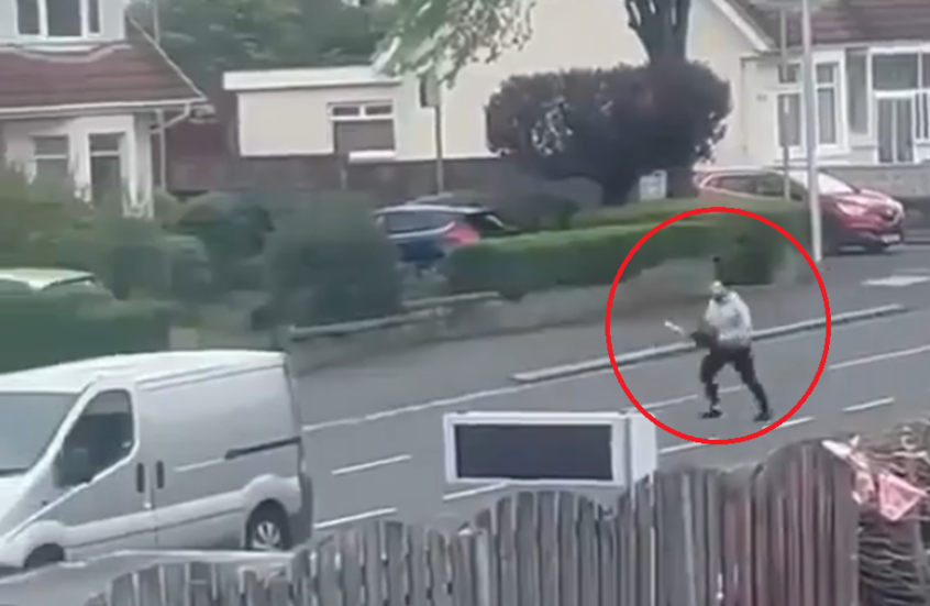 ظهر في فيديو مروع وهو يلاحق شرطيا بالمنشار لـ"تقطيعه".. متهم ألباني يفقد أعصابه خلال محاكمته (فيديو)