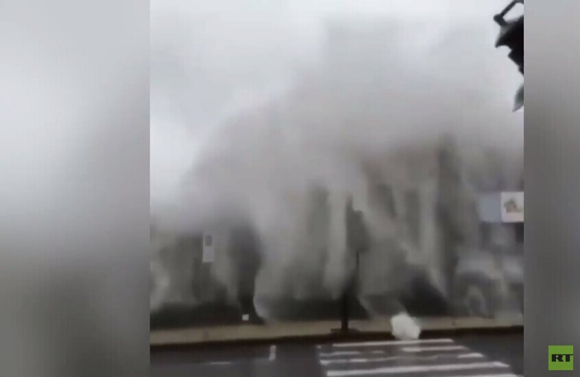 إيطاليا.. أمواج عاتية تضرب سواحل جزيرة صقلية