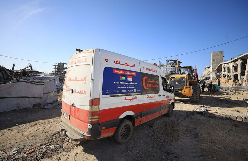 قتلى وجرحى بضربة إسرائيلية استهدفت سيارة وسط قطاع غزة