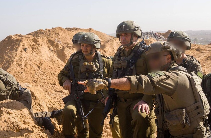 إسرائيل تحفر خندقا دفاعيا على "الخط الأصفر" شرق غزة (صور)