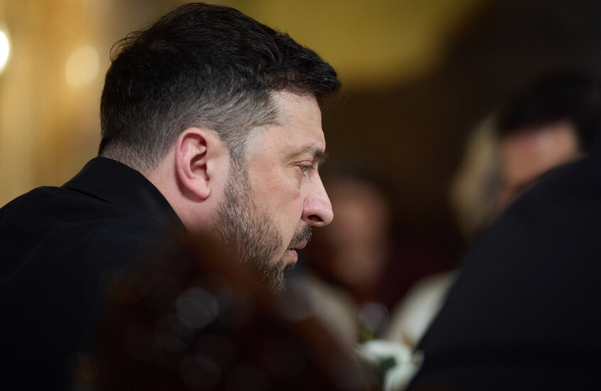 نواب أوكرانيون يسخرون من زيلينسكي بسبب صور في مكتبه